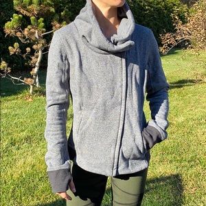 Lululemon sweatshirt size 6-8 (medium)
